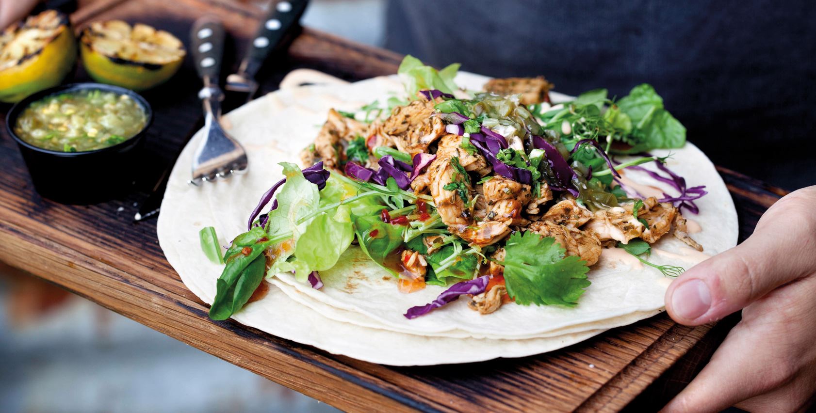 tortilla met groenten op een bord