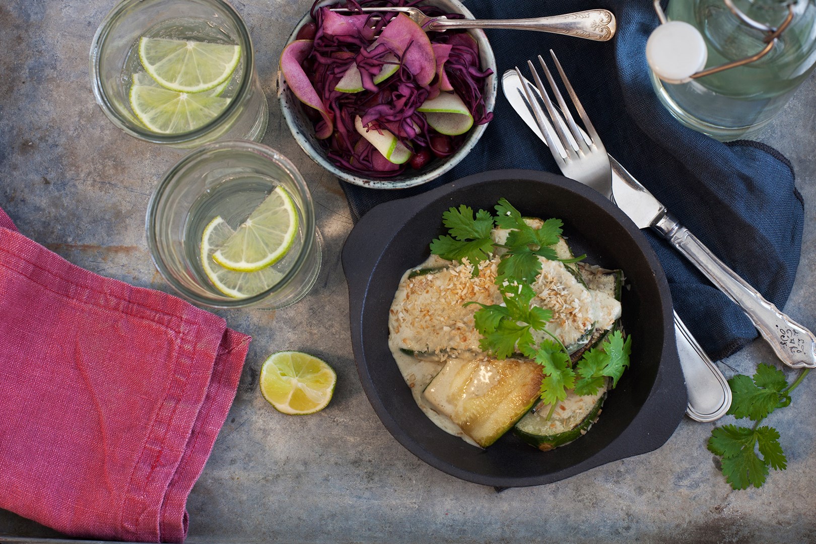 Grønn karri med squash og rødkålsalat