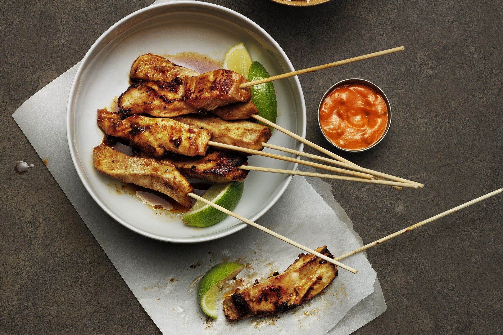 Kycklingspett Satay med smak av jordnötter och chili