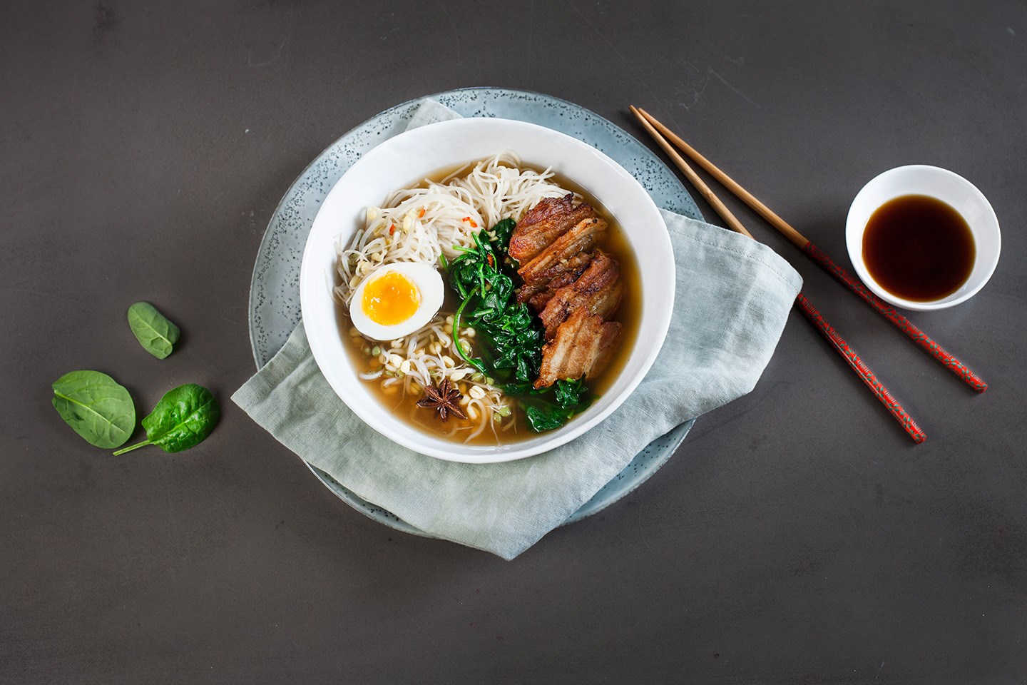 Ramen Suppe med æg og svin