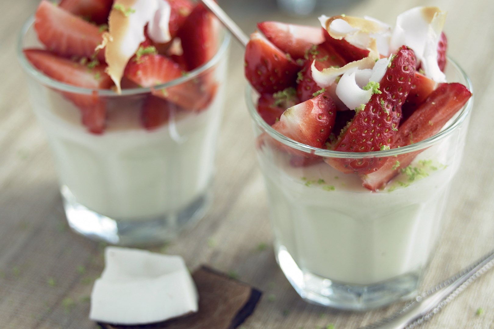 Thailändsk pannacotta med kokos, lime och färska jordgubbar