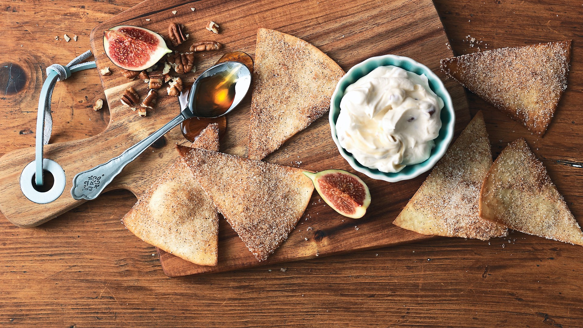 Kaneel Tortilla Chips met romige Pecannoten en mascarpone op tafel