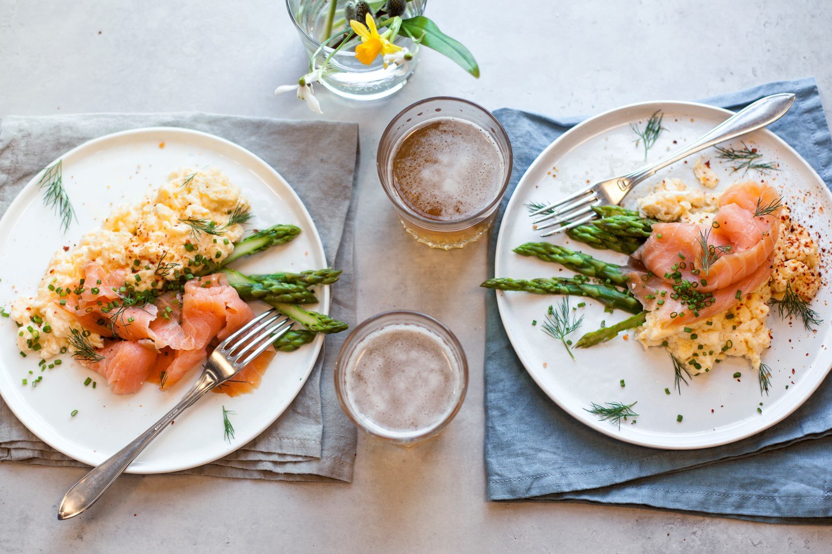 Roerei met gerookte zalm en groene asperges