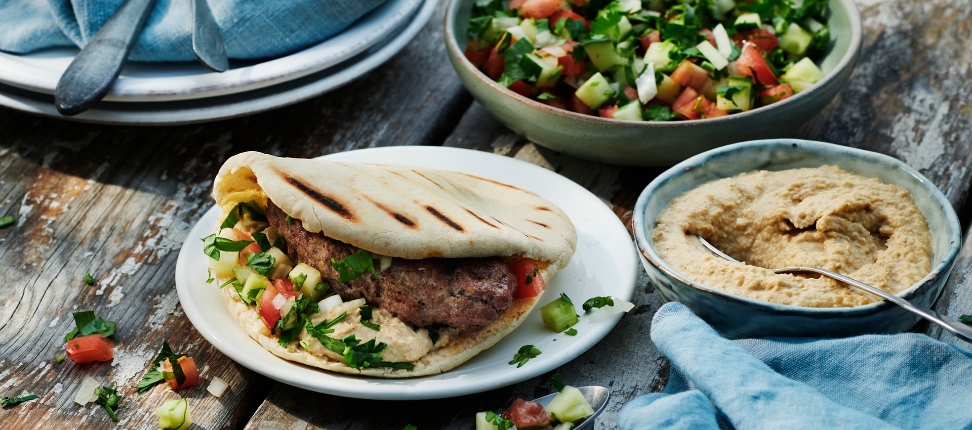 Kebabas pitoje su avinžirnių užtepėle bei pomidorų ir agurkų salotomis