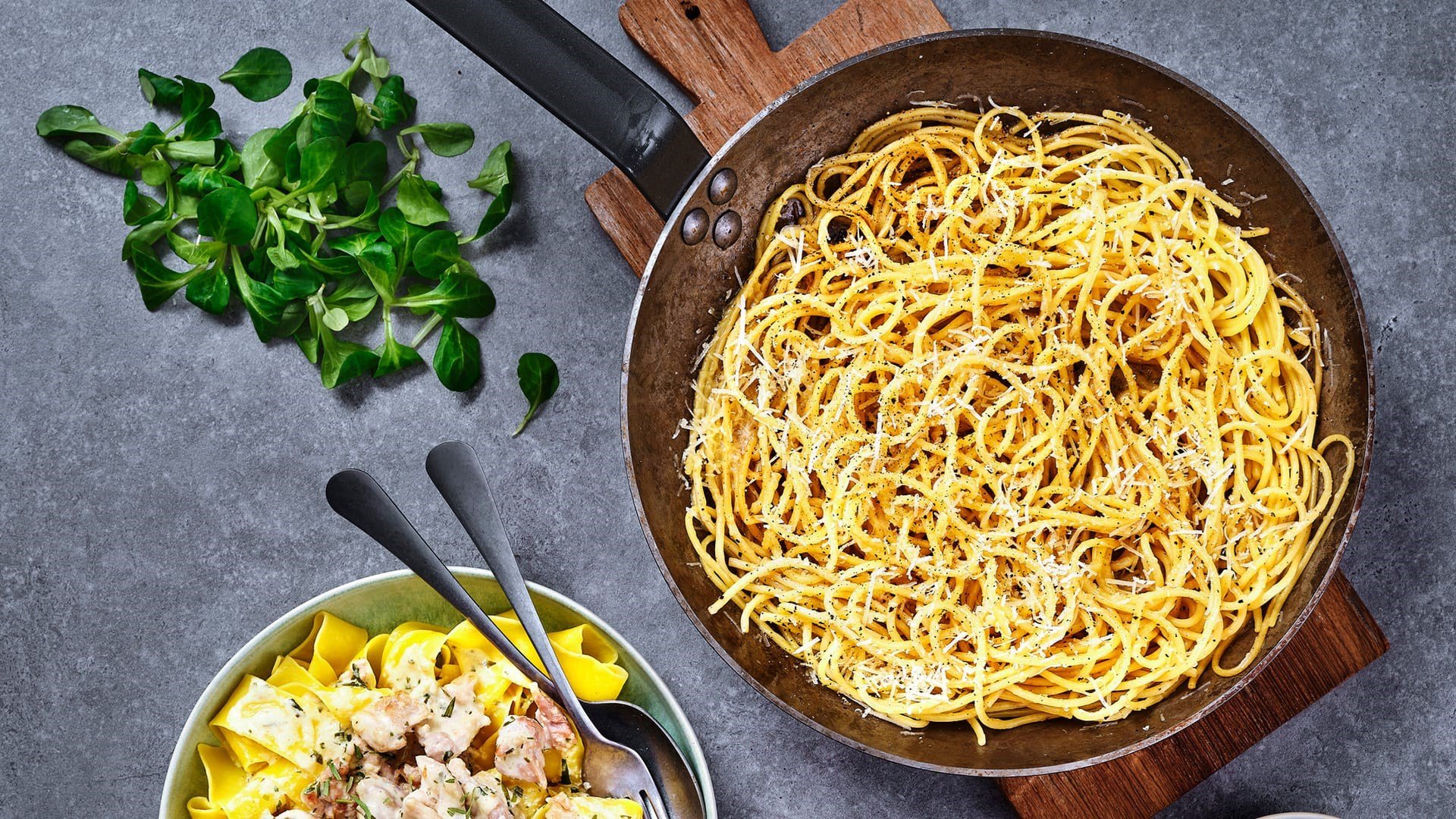 Pastaretten Cacio e Pepe i en stekpanna