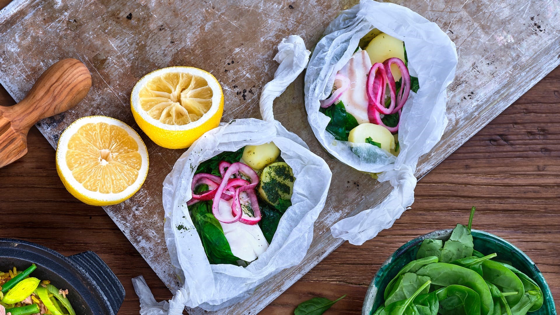 Två portionen fisk tillagade i paket av smörpapper