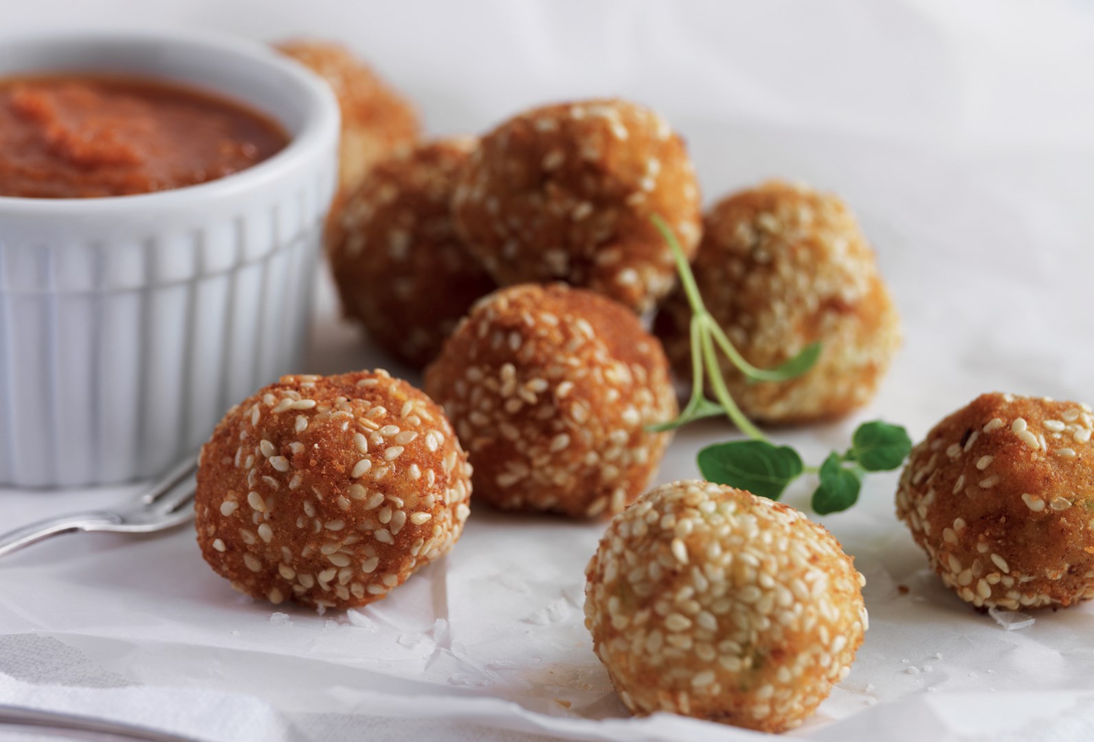 Kyllingefritters med rosiner og chilidip