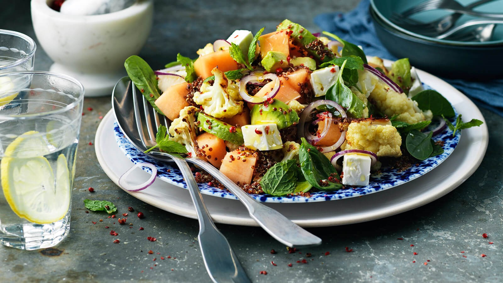 Melon- & fetaostsalat med rosépepper i en skål