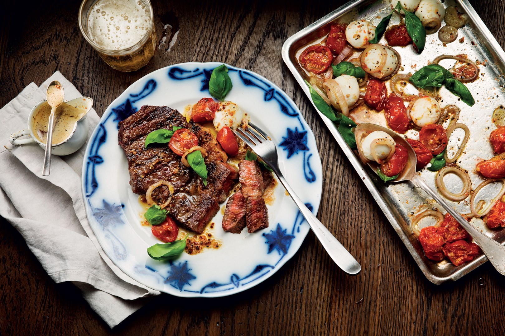 Ryggbiff och varm tomatsallad med mozzarella