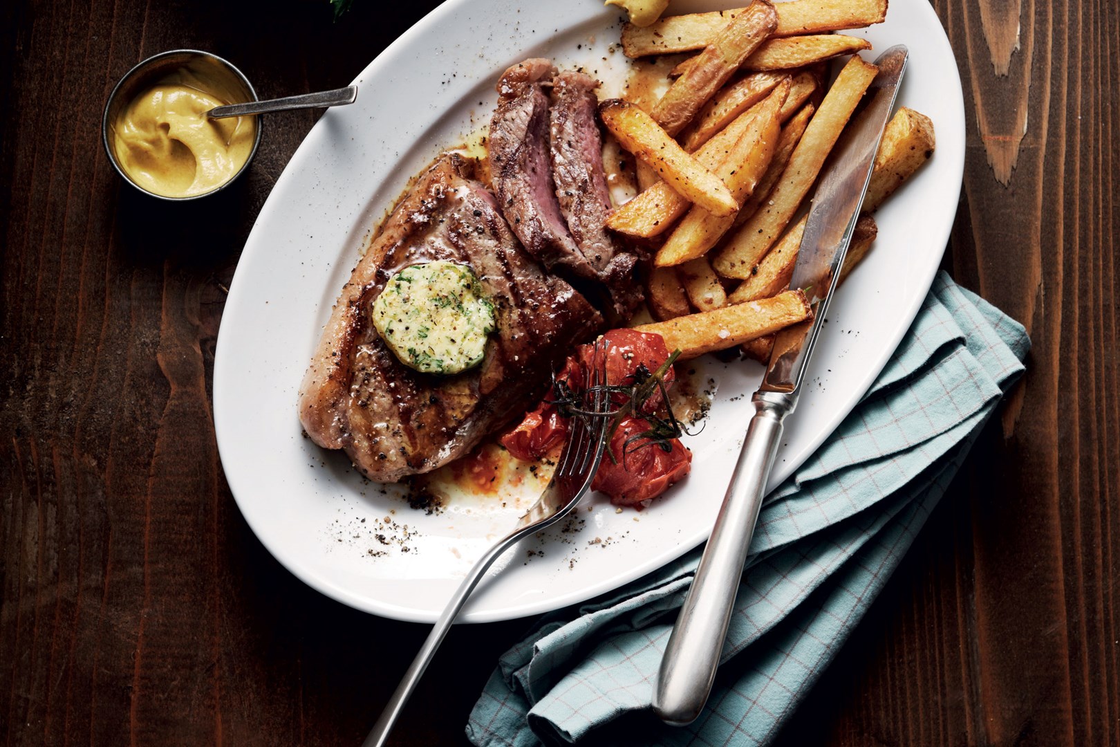 Tykstegsbøf med pommes frites og hvidløgssmør