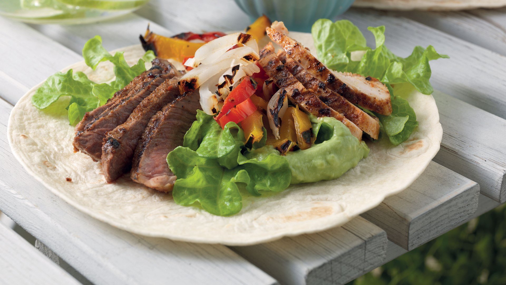 Fajita med grillet flanksteak, guacamole, grøntsager og cremefraiche