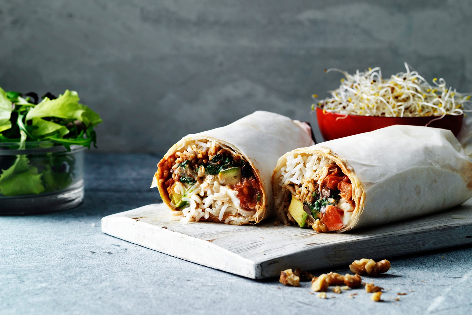 2 vegetarische zwarte bonen & geitenkaas burrito’s op plank