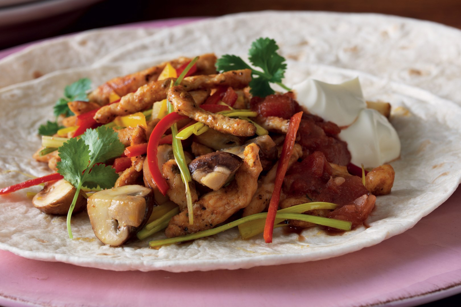 Fajitas s grilovaným kuřecím masem, houbami a paprikou