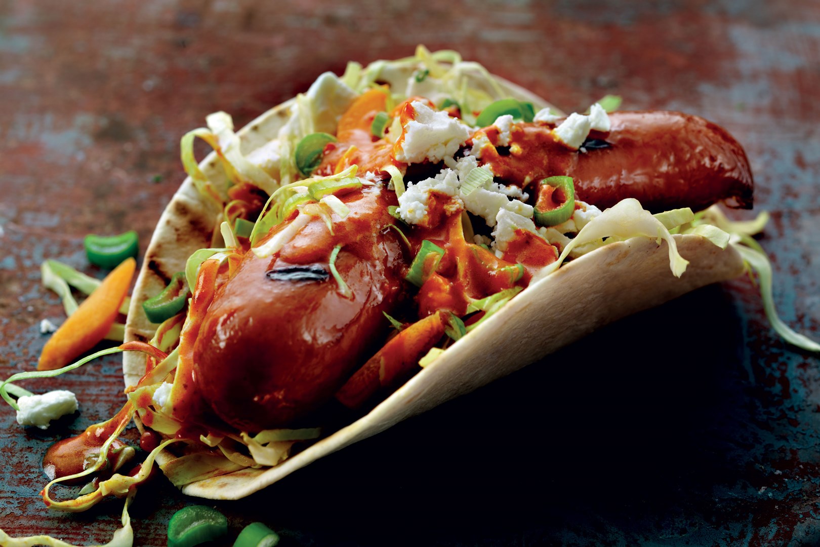 Hotdoguero tulisella coleslaw -salaatilla