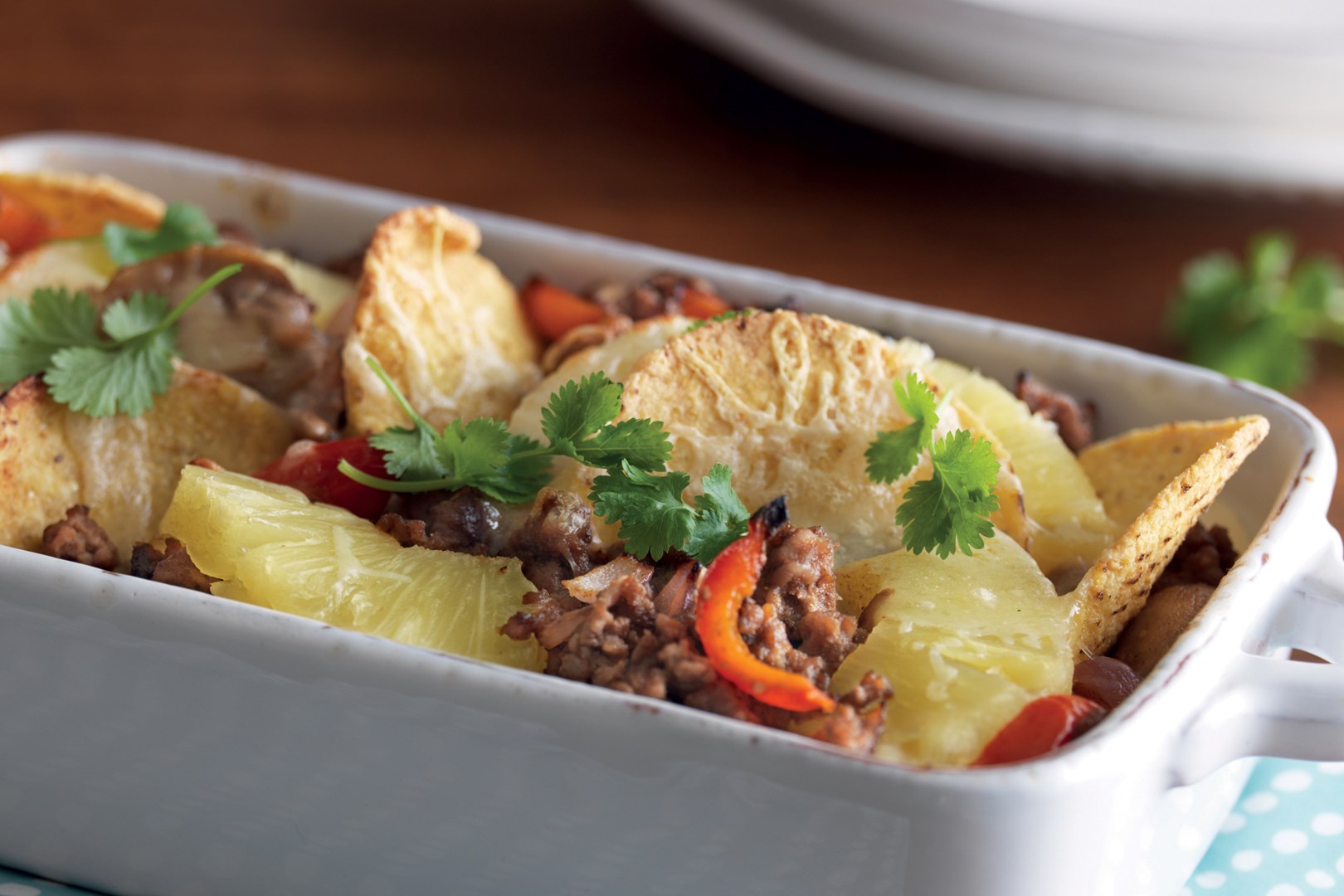 Nachos gratinados con carne picada y piña