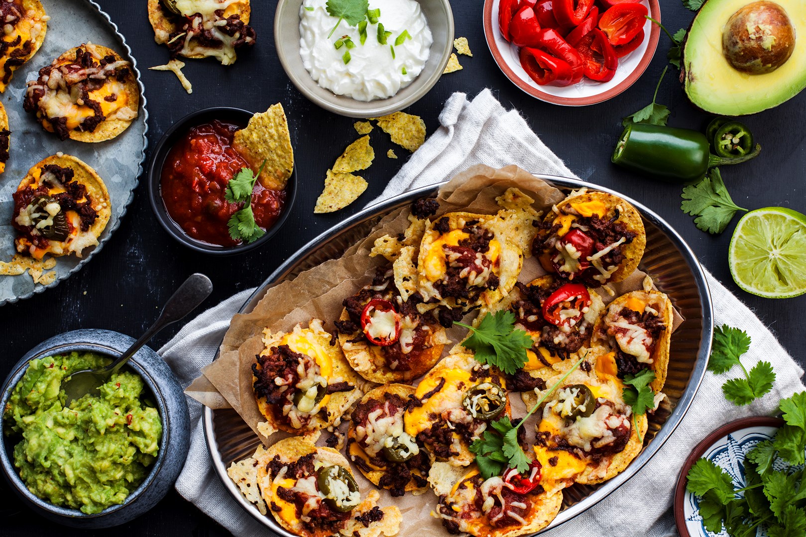 Nachotallerken med tacokødfyld, ost, jalapeños og guacamole