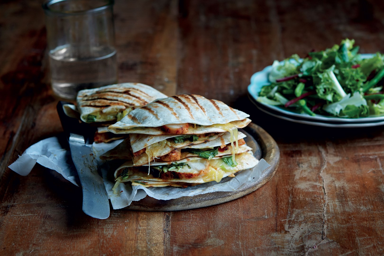 quesadilla's gevuld met kipfilet, kaas en groenten opgestapeld op een bord