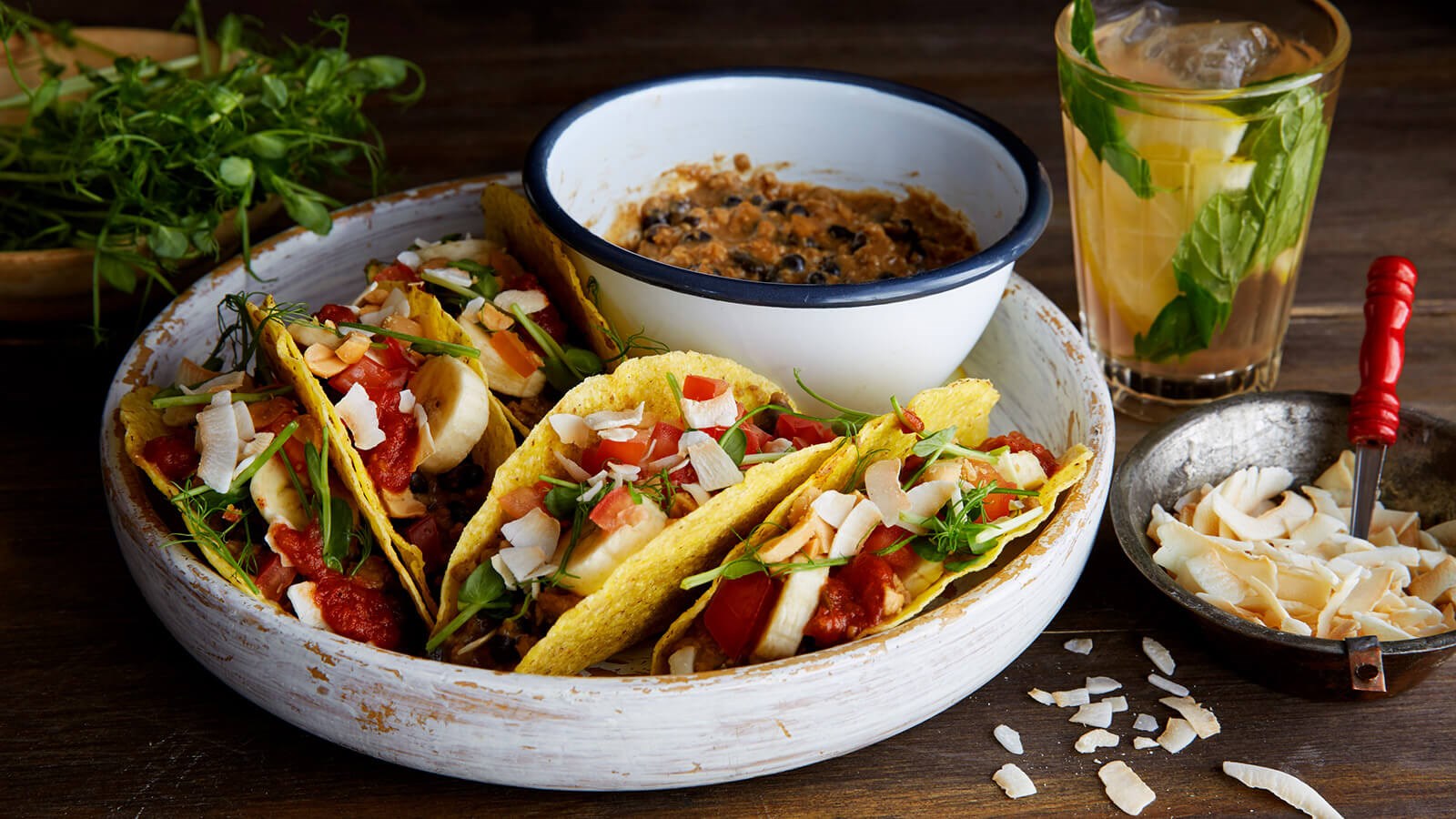 Sojatacos med banan och kokos serverade på en bricka