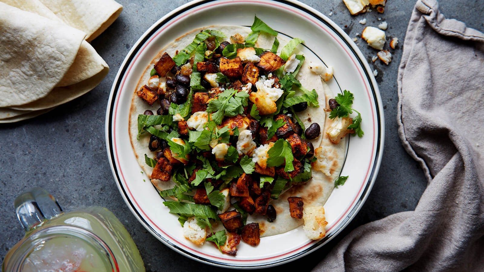 Vegetarische tortilla met zoete aardappel en geitenkaas