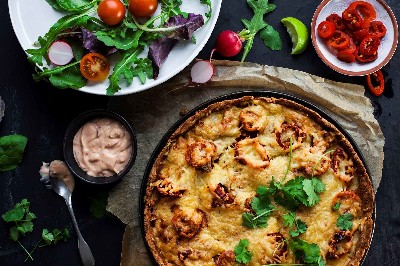 Taco-Pie mit roten Jalapeños, Tomaten und Salsa