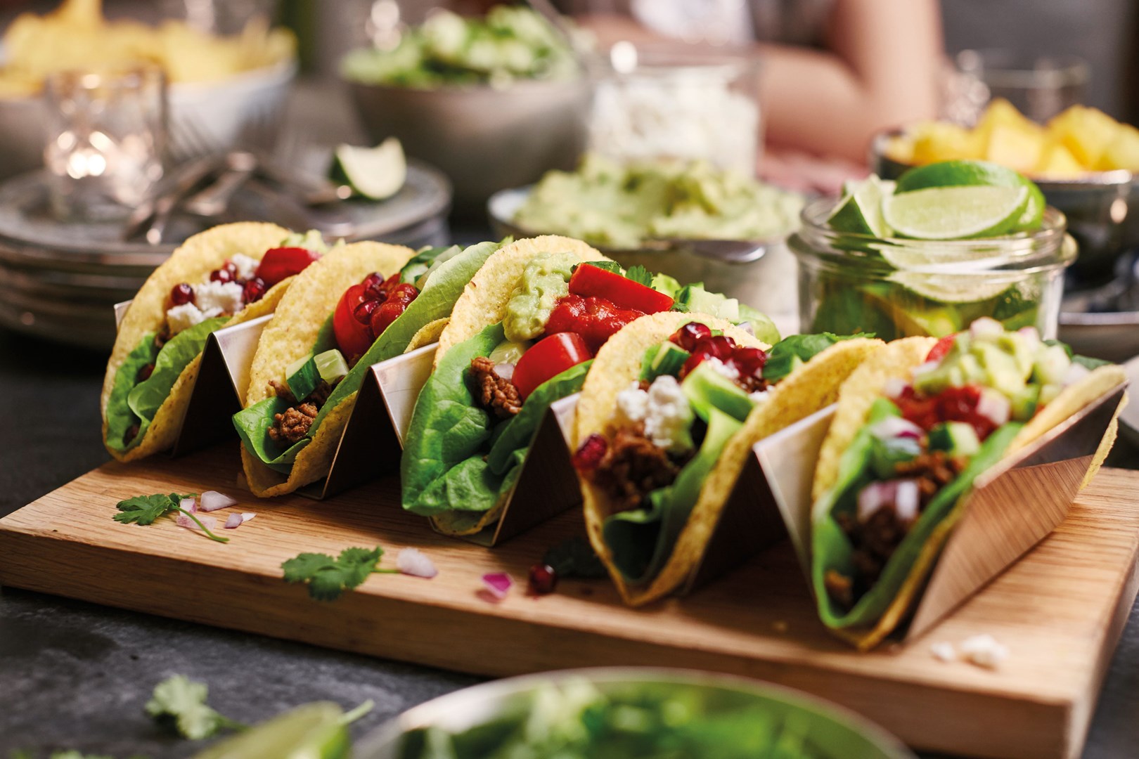 5 tacoschelpen gevuld met gehakt, mango en feta