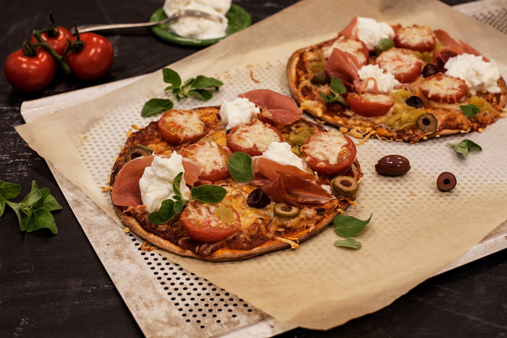 Tortillapizza med skinke, hakket oksekød og grøn chili