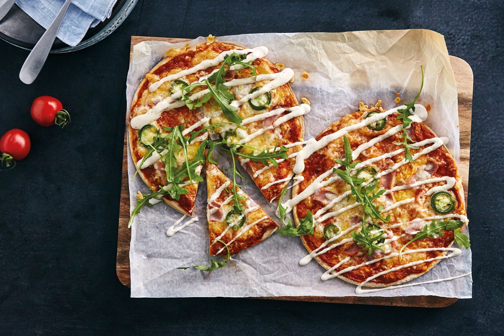 Tortillapizza med rökt skinka och jalapeños