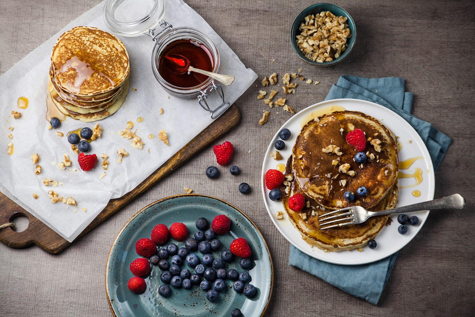 Veganske pannkaker med bringebær, blåbær, lønnesirup og pekannøtter