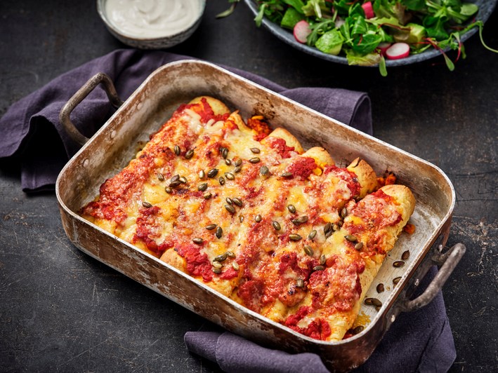 Enchilada's in ovenschaal met wortelgroentes en kip