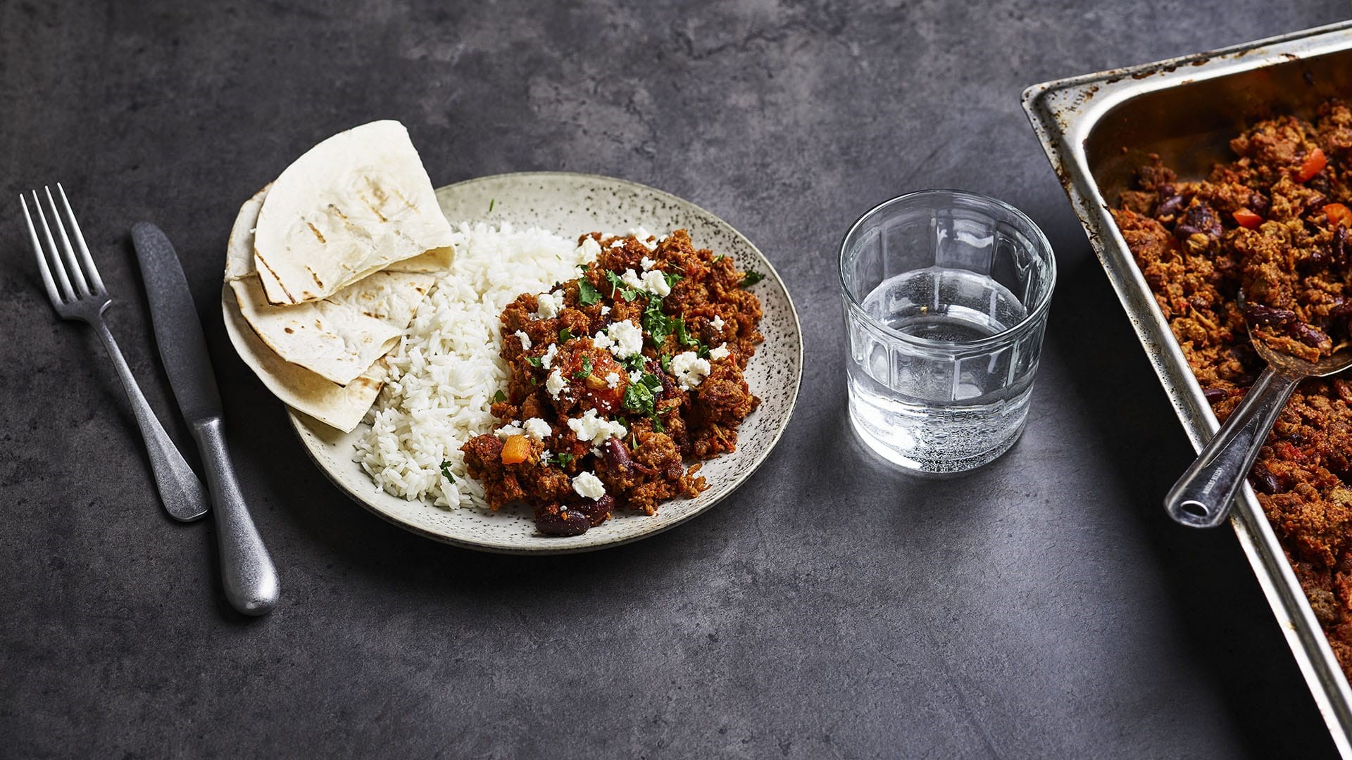 Chiligryte med Pulled oats på en tallerken med ris og brød