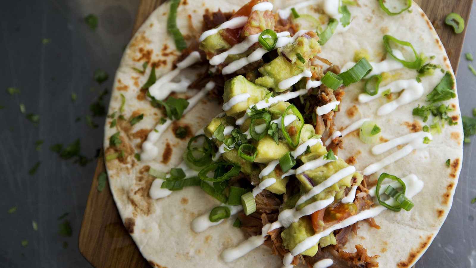 Carnitas af svinekød med guacamole og crème fraiche