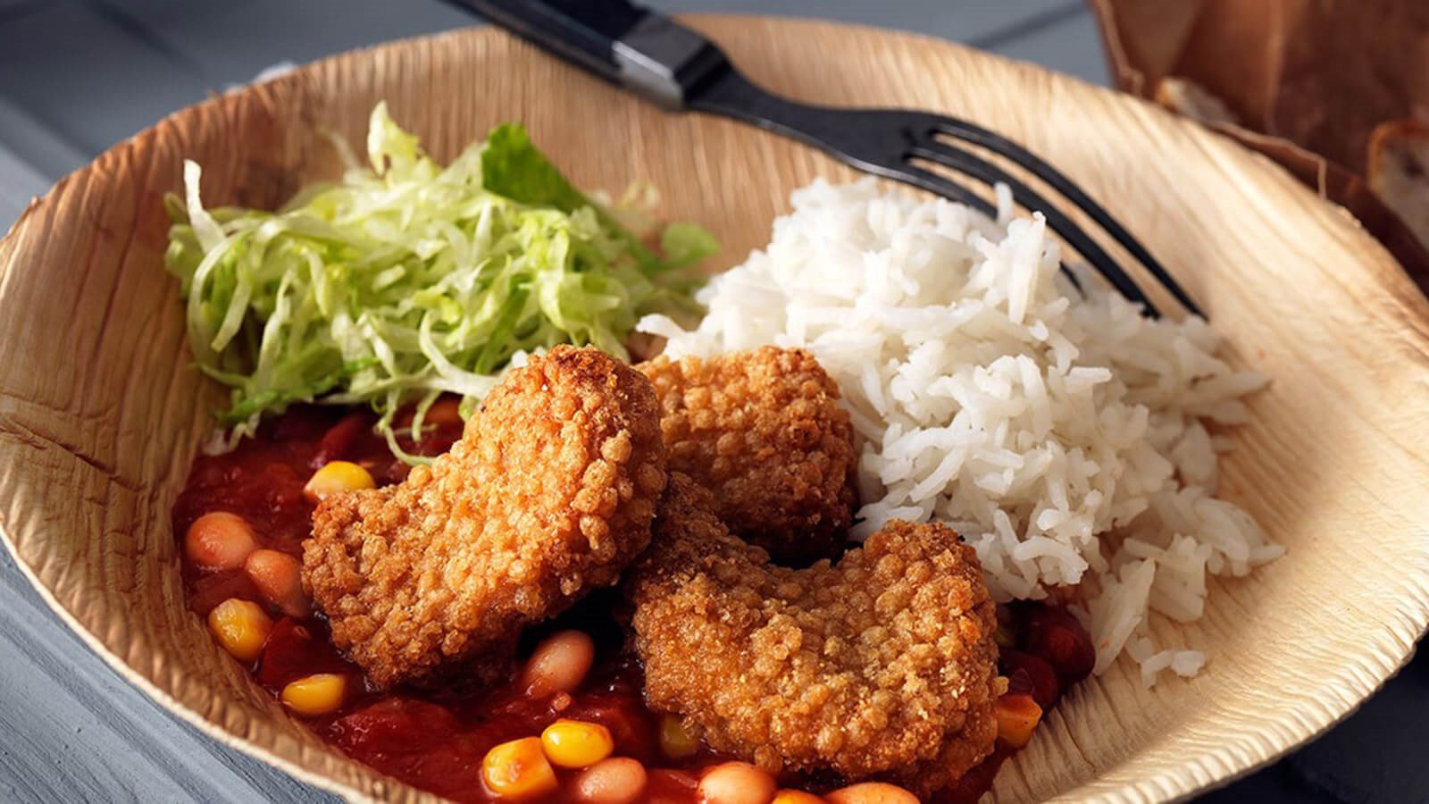 Chicken nuggets med bønnesalsa og basmatiris