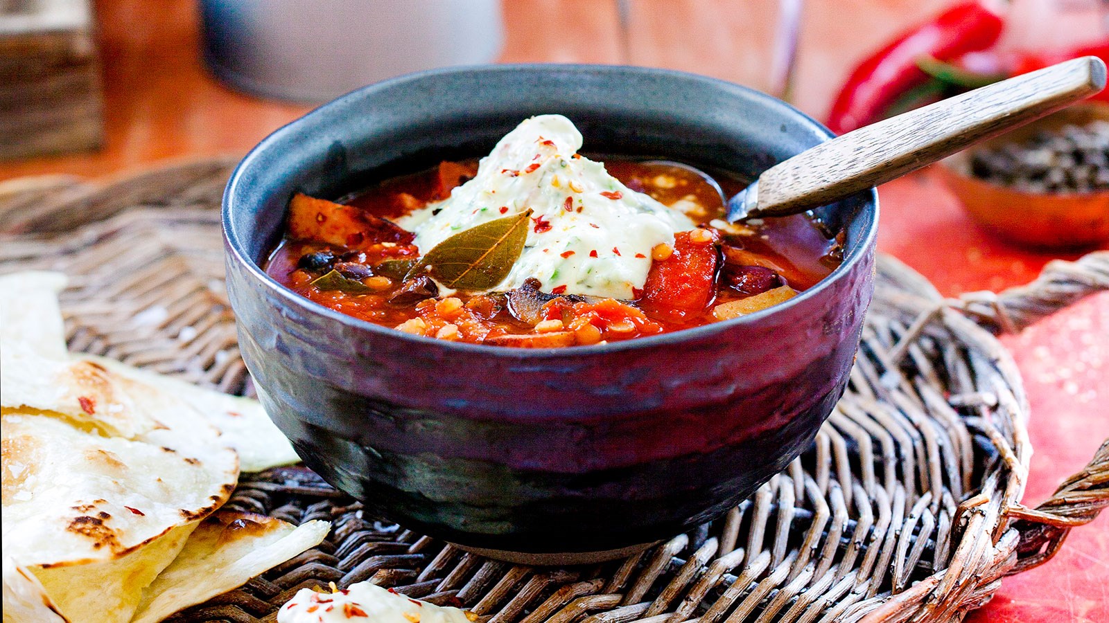 Mexicansk pølsesuppe og chilitopping