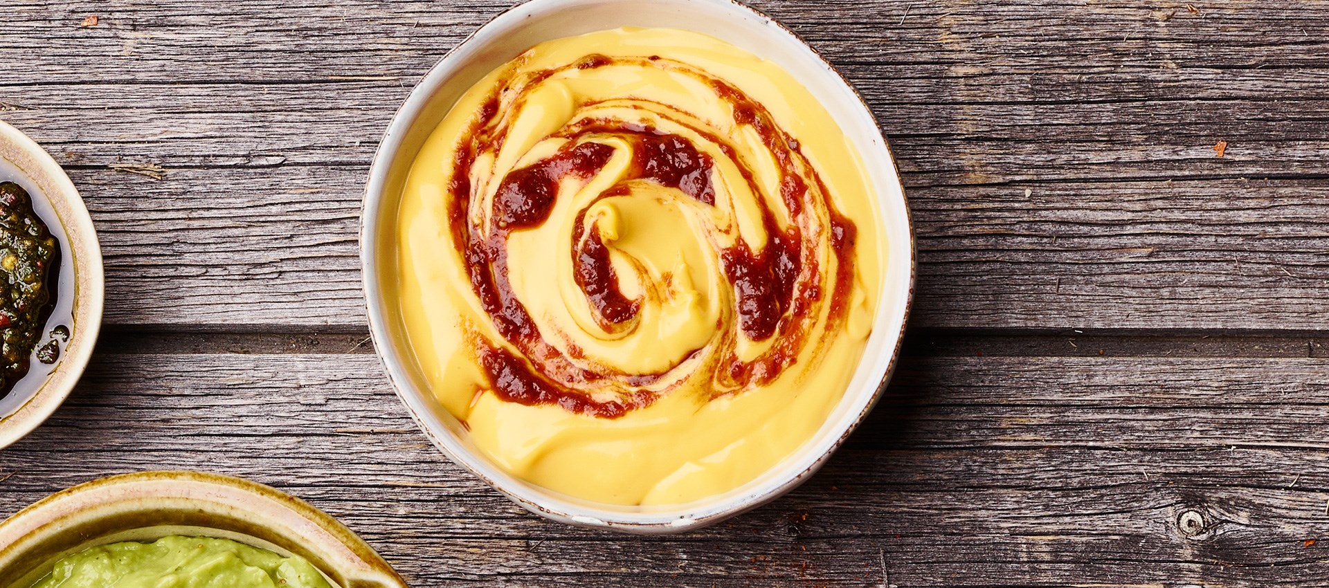 cheddar cheese dip met chipotle in een bakje