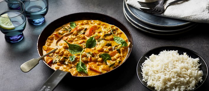 Curry met kikkererwten en rijst op tafel