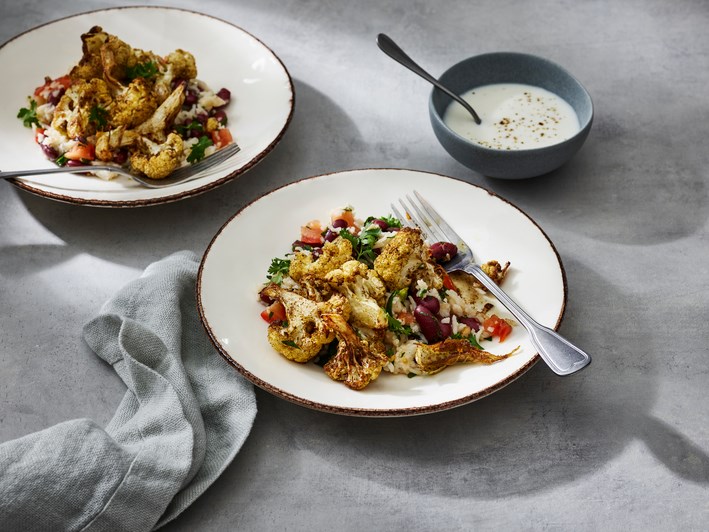 Chou-fleur rôti accompagné de tomates et de riz aux haricots 