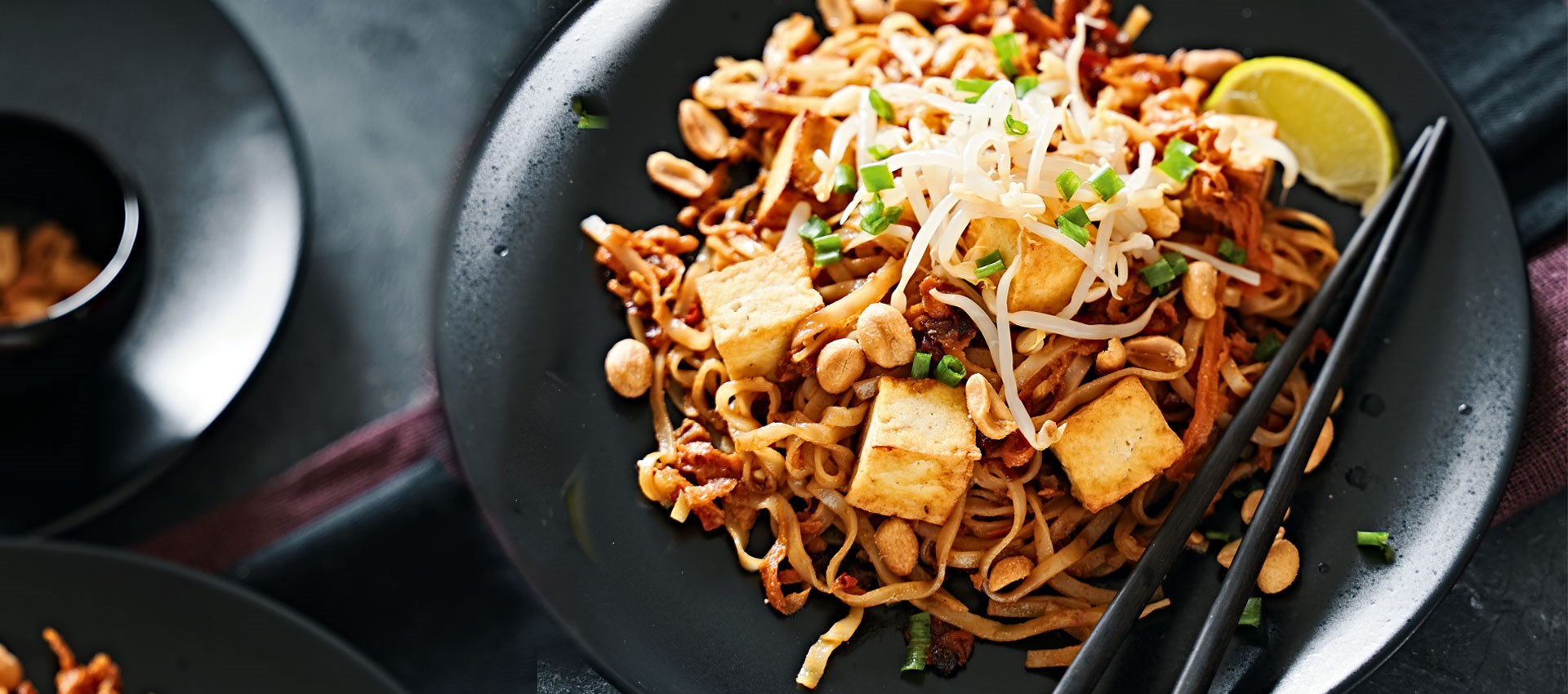 Rīsu nūdeles ar tofu, zemesriekstiem un dārzeņiem