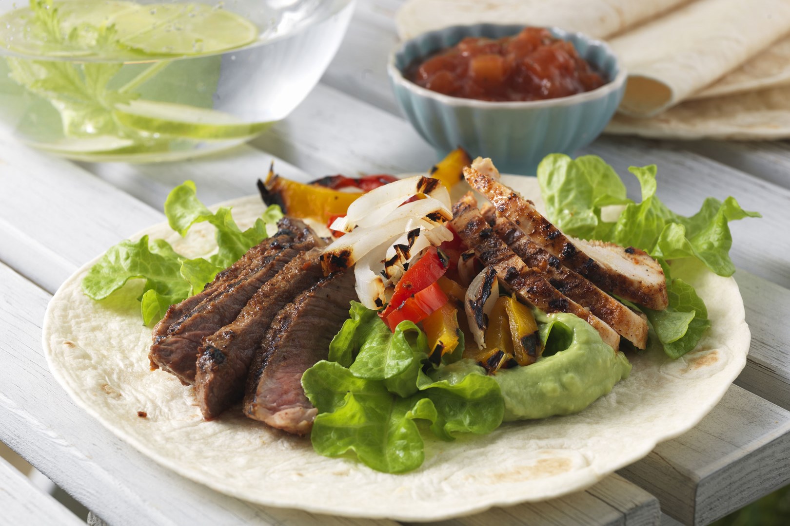 BBQ fajita met gegrilde entrecote, guacamole, groente en zure room