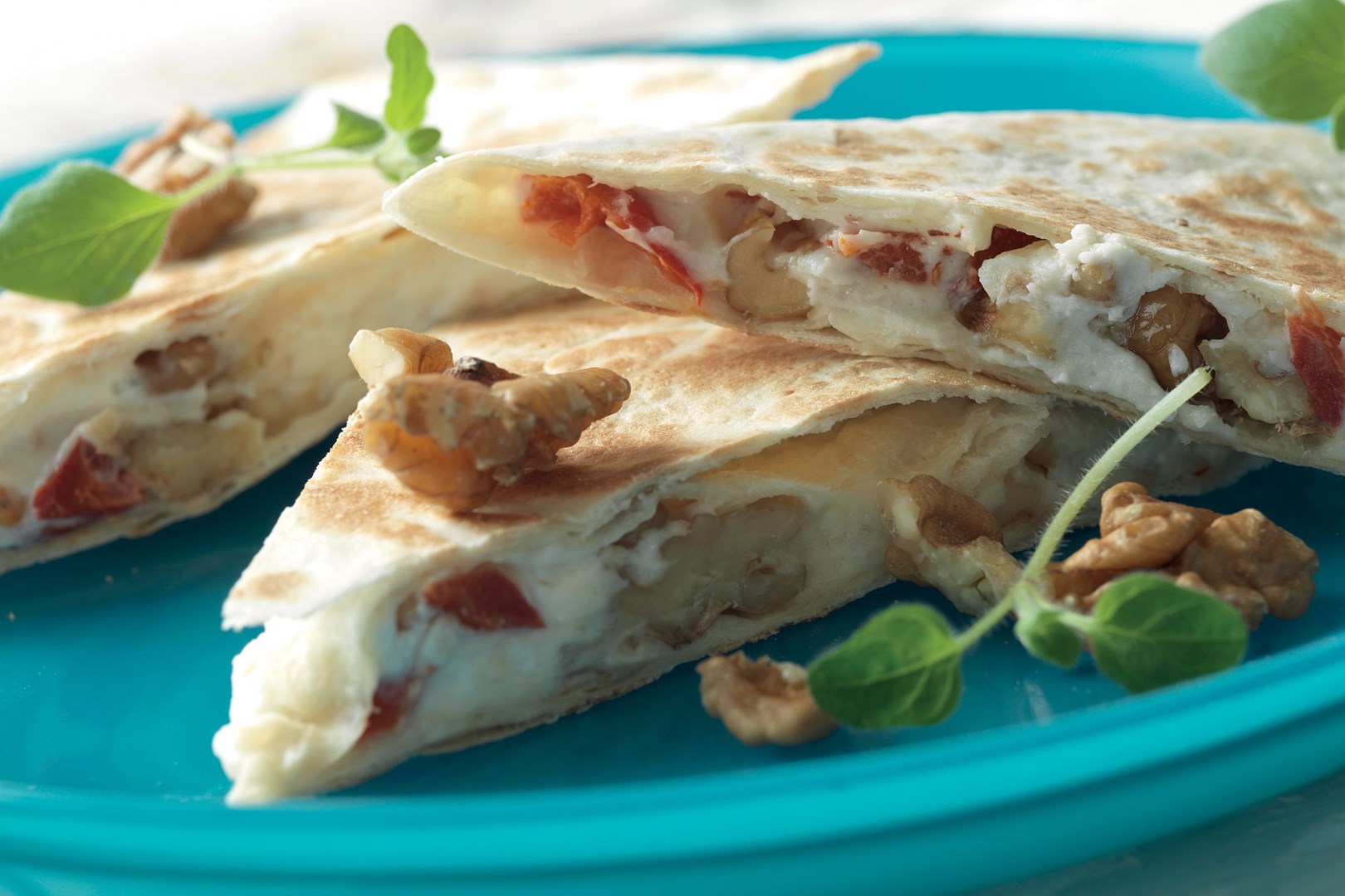 Geitenkaasquesadilla met walnoten en honing