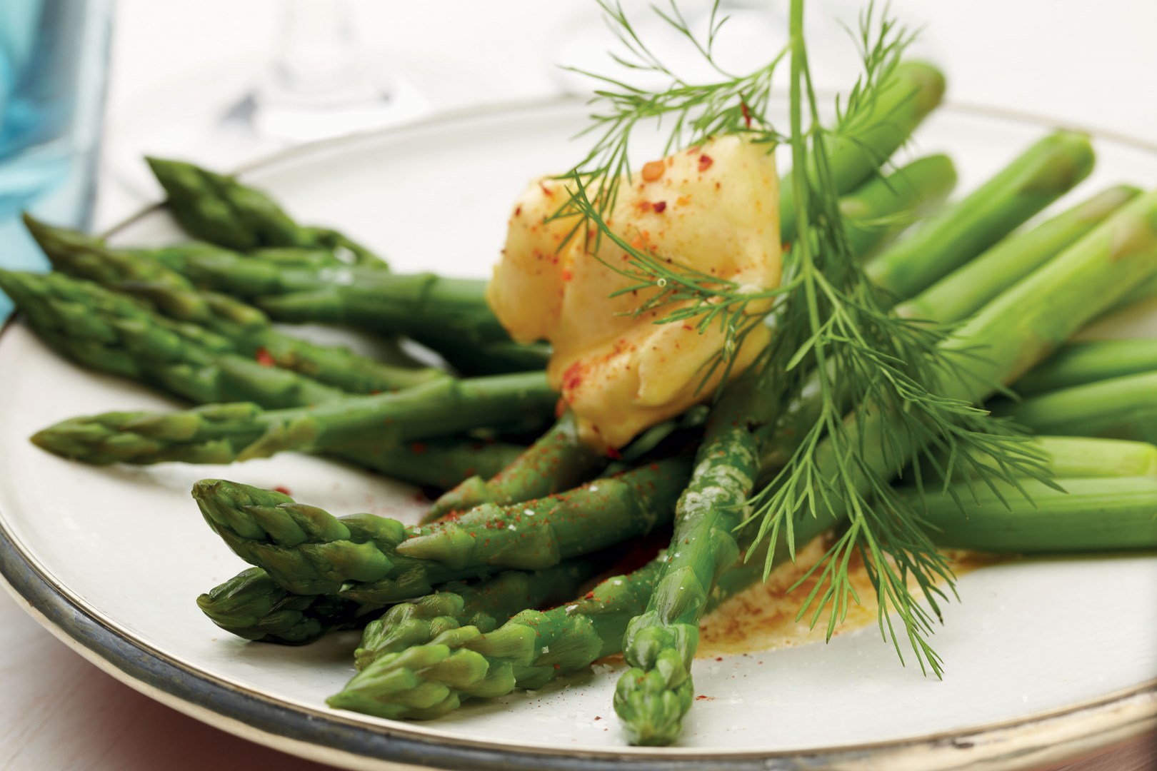 Asperges met cayenne en citroenboter.