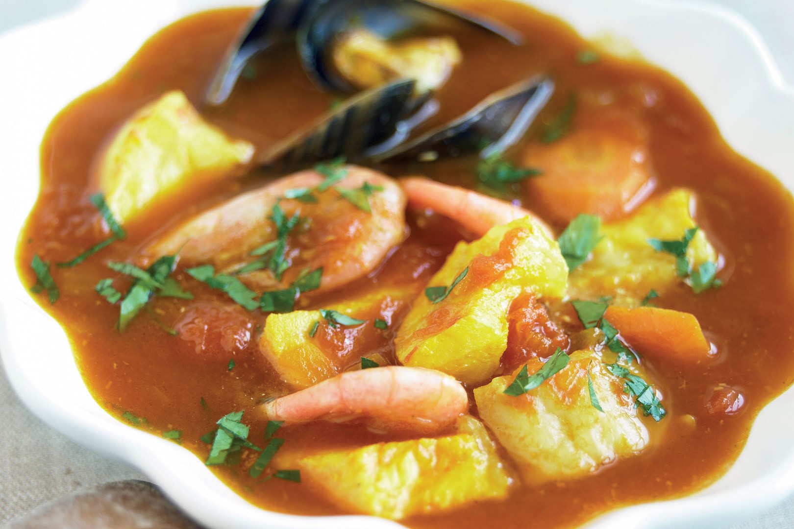 Bouillabaisse aux tomates, au safran et au vin blanc