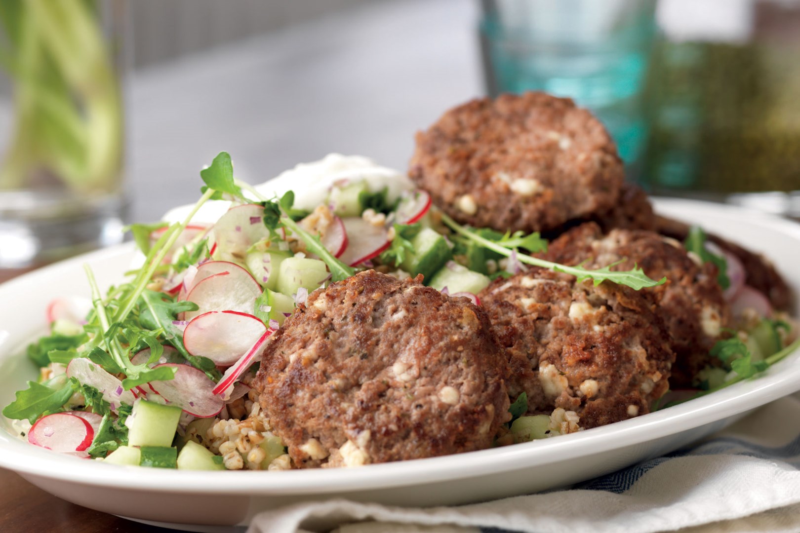 Burgers d'agneau accompagnés d'une salade d'orge à la menthe