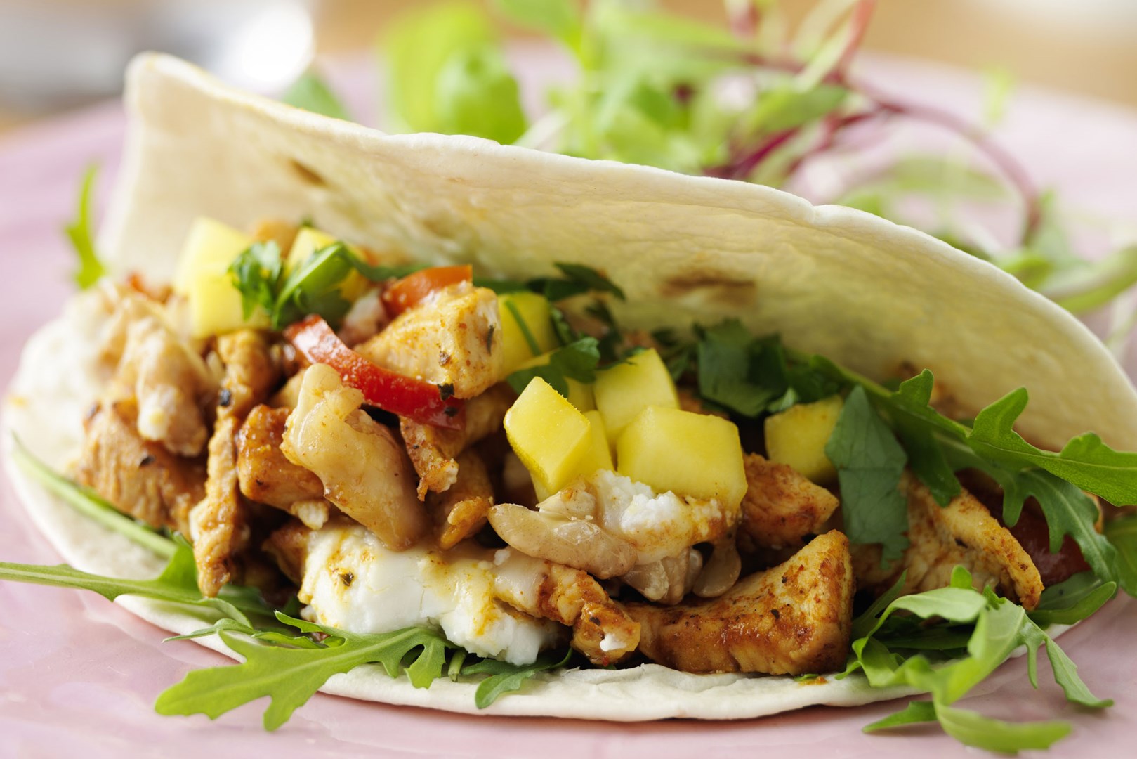 wrap met fajita kip, paprika, geitenkaas, honing, mango en rucola