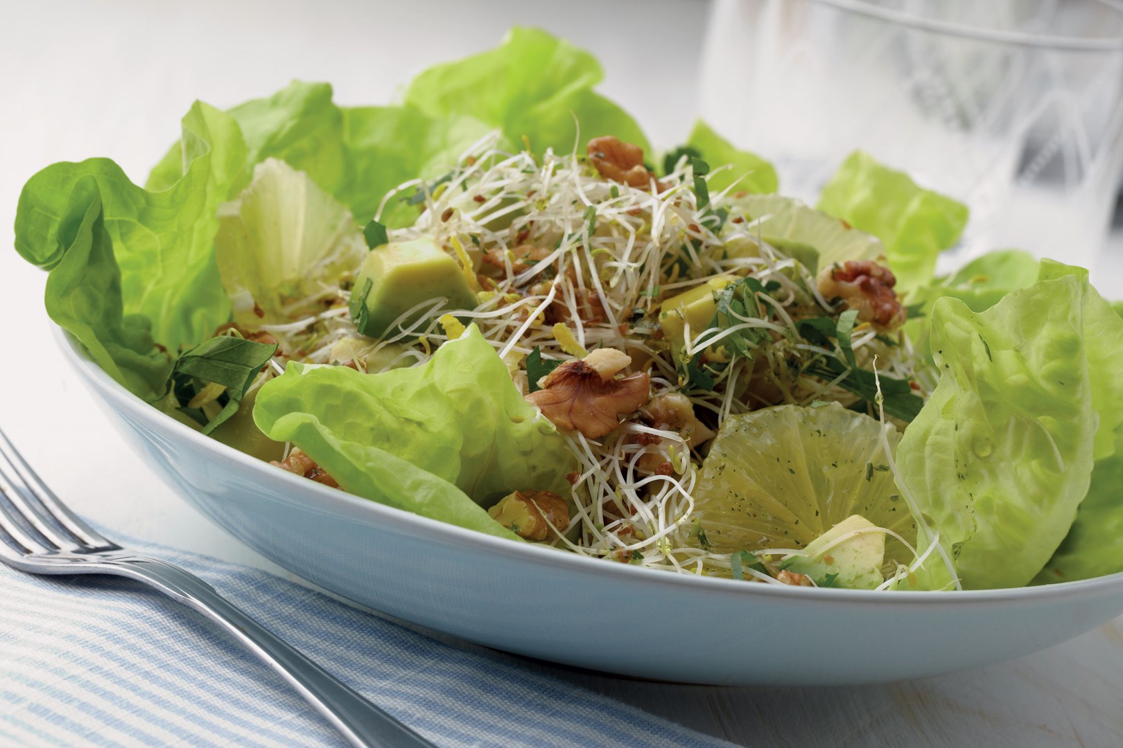 Salade aux citrons et avocats avec des noix