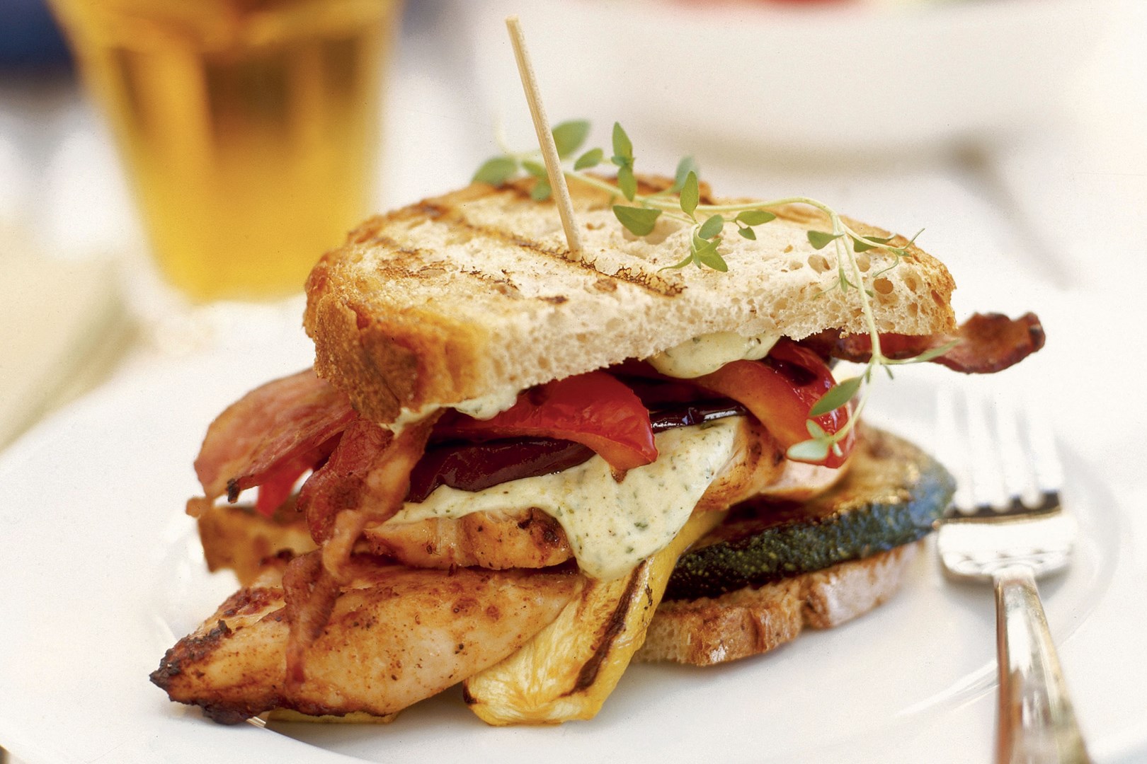 Sandwich club au poulet épicé et aux légumes frais