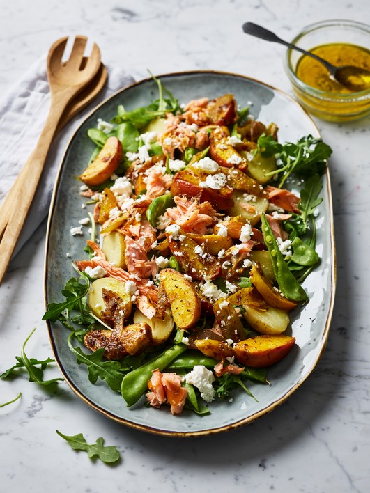 Salade de saumon fumé aux pommes frites au curry