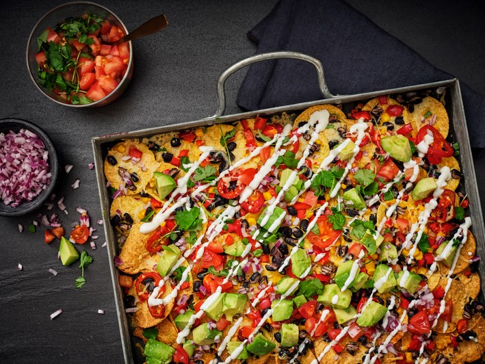 vegetarische nachoschotel op een ovenschaal 