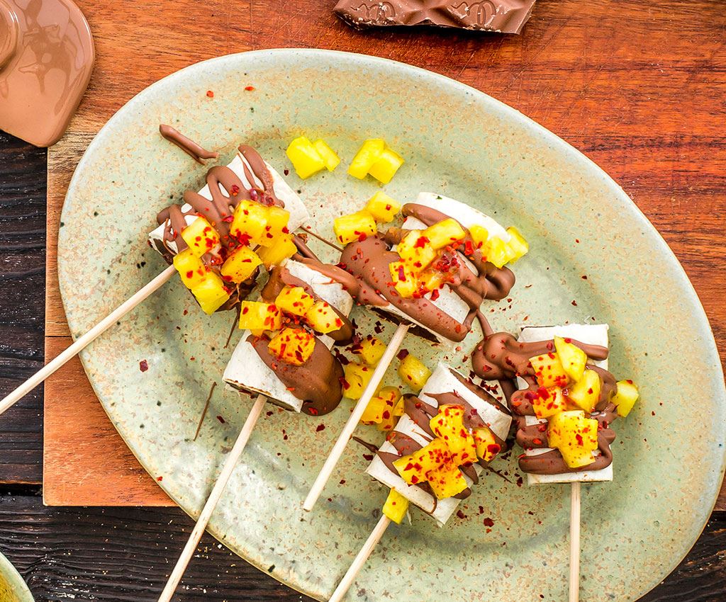 Frozen Schokoladen-Avocado-Spieße im Tortilla-Mantel mit Ananas und Chili