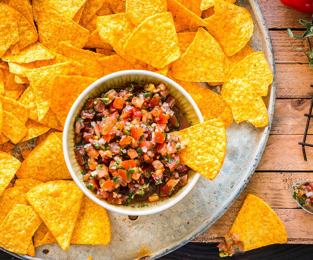 Tortilla Chips mit Bohnenpüree und Tomatensalsa