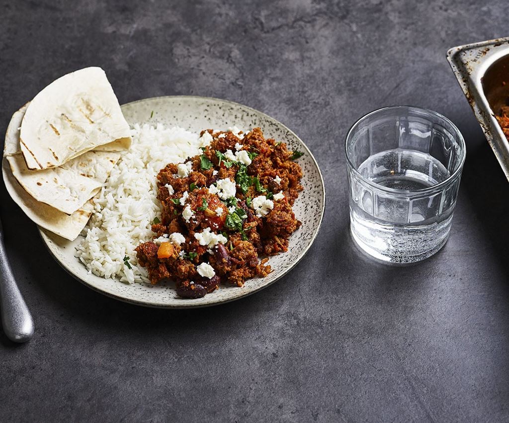 Chili av Pulled oats upplagd på tallrik med ris och bröd